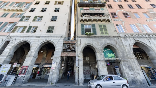 Ein Geb äude mit mehreren Bögen und einem Café namens "Cafe Bar Francesco" im Erdgeschoss.