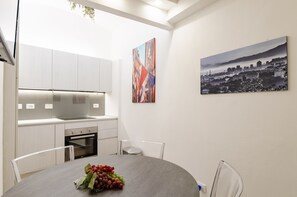 Apartment | Eigene Küche | Wasserkocher mit Kaffee-/Teezubehör, Esstisch