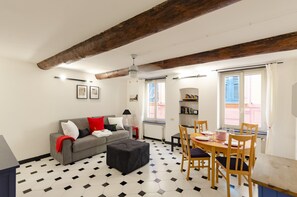 Apartment | Wohnbereich | Flachbildfernseher