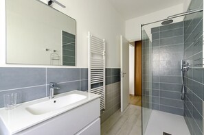 Apartamento | Banheiro | Chuveiro, secador de cabelo, bidê, toalhas de banho