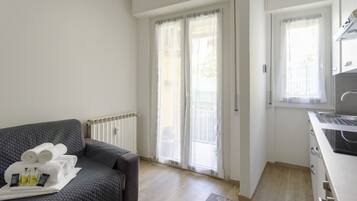 Leilighet | Oppholdsområde | En 32-tommers Flatskjerm-TV med kabel-kanaler samt TV