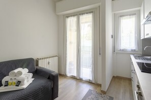 Appartamento | Area soggiorno | TV a schermo piatto 32 pollici con canali via cavo, TV