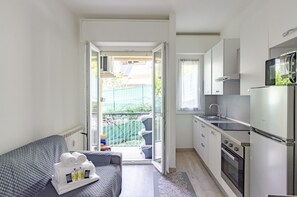 Appartamento | Area soggiorno | TV a schermo piatto 32 pollici con canali via cavo, TV