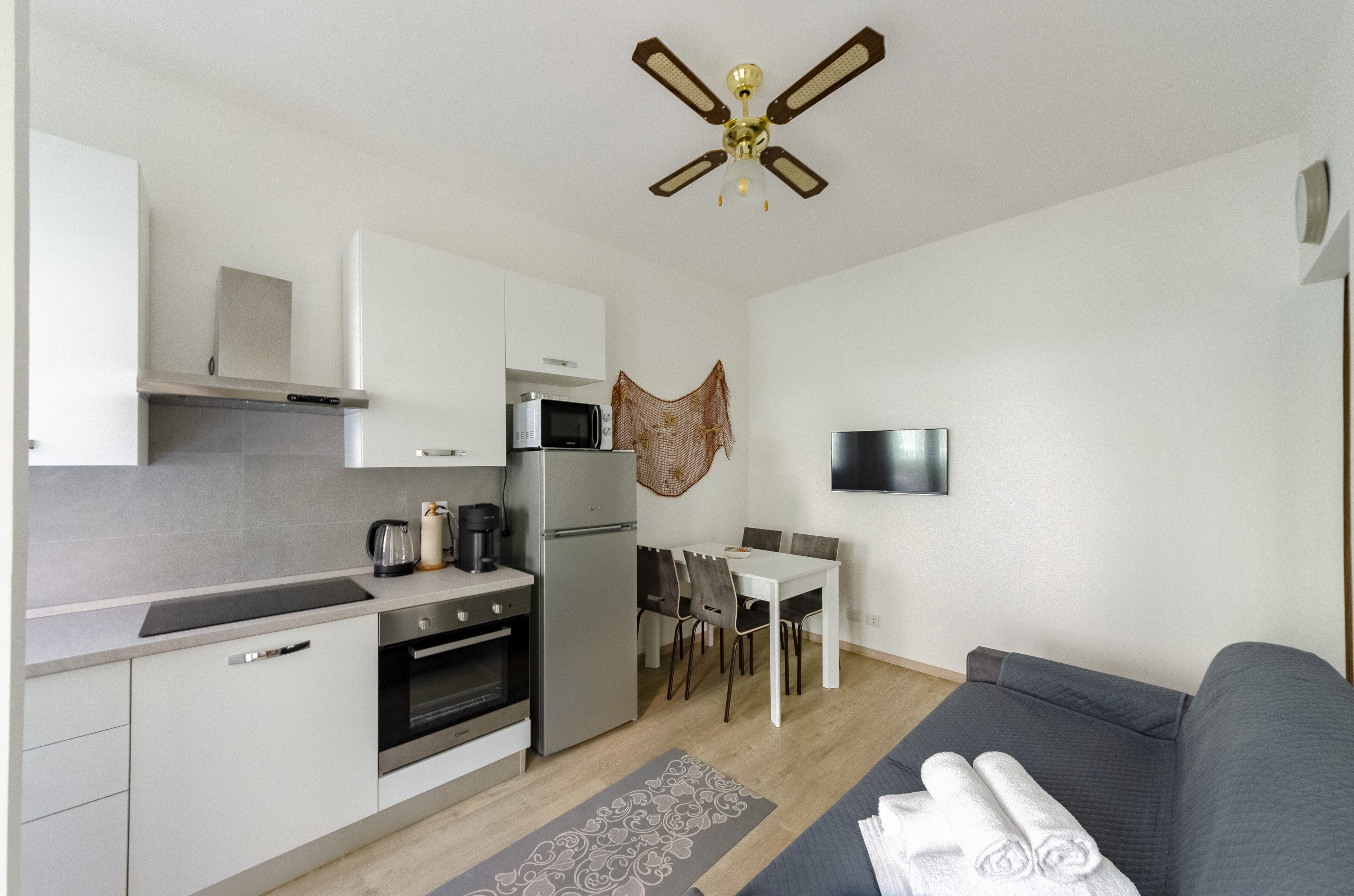 Appartamento | Area soggiorno | TV a schermo piatto 32 pollici con canali via cavo, TV