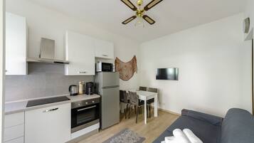 Leilighet | Oppholdsområde | En 32-tommers Flatskjerm-TV med kabel-kanaler samt TV