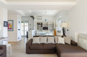 Appartamento | Area soggiorno | TV a schermo piatto 32 pollici con canali via cavo, TV