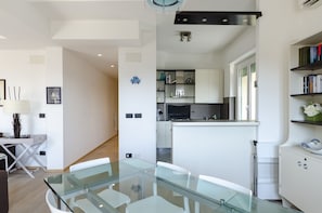 Apartment | Essbereich im Zimmer