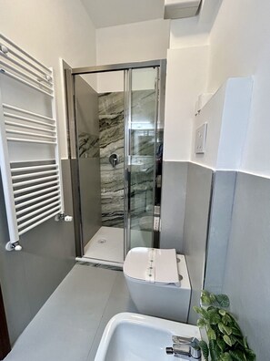 Apartamento | Banheiro | Chuveiro, produtos de toalete grátis, secador de cabelo, bidê