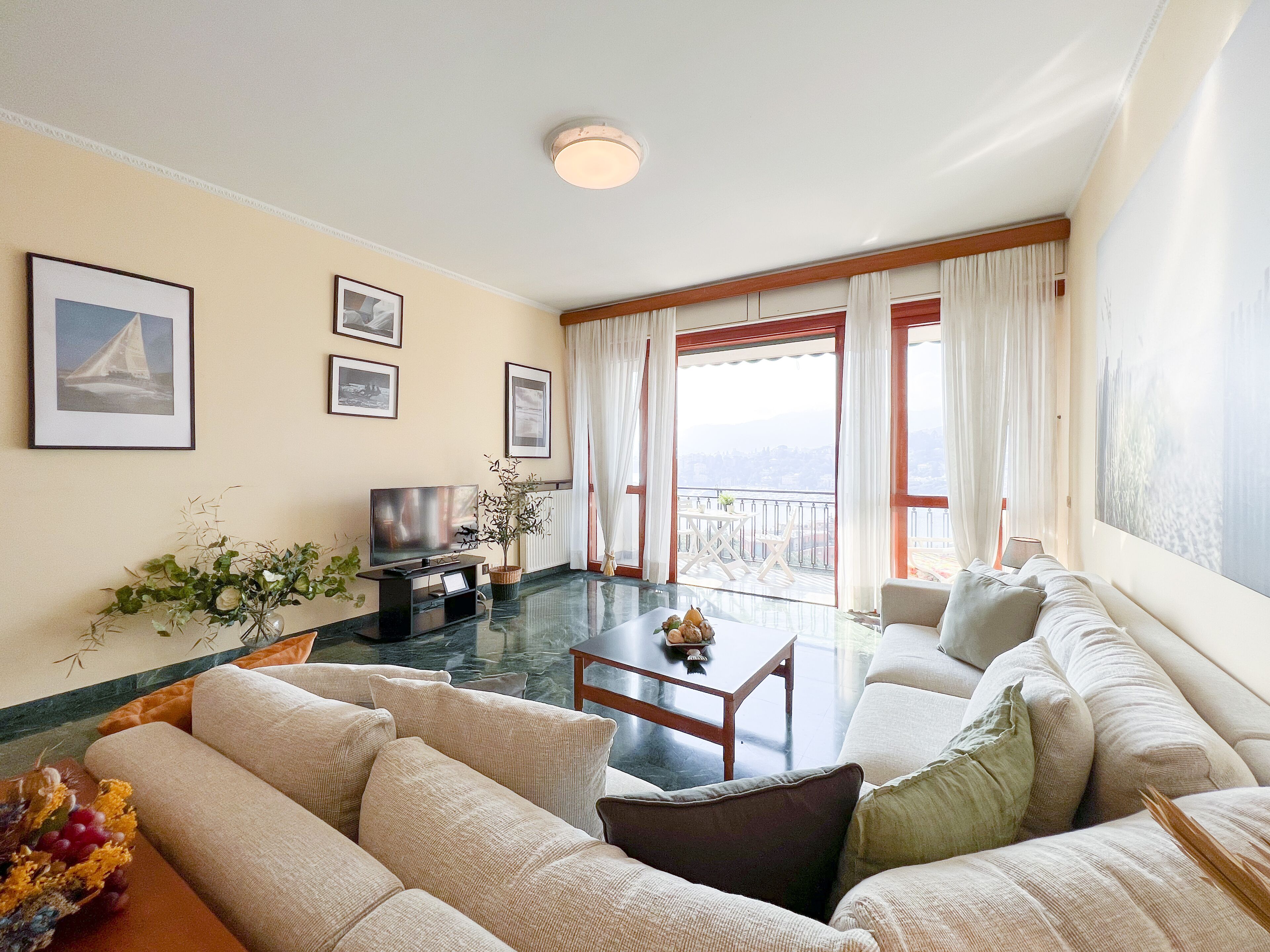 Departamento, 3 habitaciones, balcón, vista al mar | Área de sala de estar | Televisión de pantalla plana de 32 pulgadas con canales por cable 
