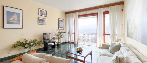 Departamento, 3 habitaciones, balcón, vista al mar | Área de sala de estar | Televisión de pantalla plana de 32 pulgadas con canales por cable