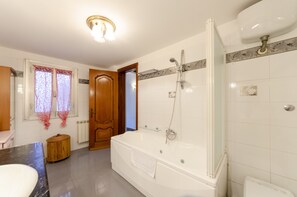 Apartamento | Baño | Ducha y bañera combinadas y artículos de higiene personal gratuitos