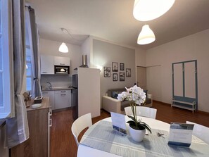 Apartment | Essbereich im Zimmer