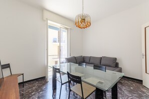 Apartment | Wohnbereich | 32-Zoll-Flachbildfernseher mit Kabelempfang, Fernseher