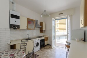 Apartment | Eigene Küche | Esstisch