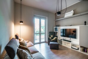 Leilighet, 1 soverom, balkong, fjellutsikt | Oppholdsområde | En 32-tommers Flatskjerm-TV med kabel-kanaler samt TV