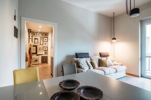 Apartment | Wohnbereich | 32-Zoll-Flachbildfernseher mit Kabelempfang, Fernseher