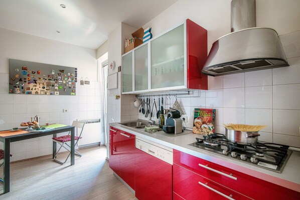 Apartemen, 1 kamar tidur, balkon, pemandangan gunung | Dapur pribadi | Lemari es besar, oven, kompor, dan mesin pencuci piring