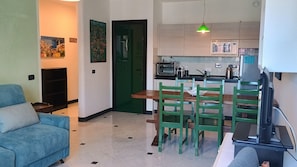 Departamento, 1 cama matrimonial y sofá cama, balcón, vista a la bahía | Área de sala de estar | Televisión de pantalla plana de 32 pulgadas con canales por cable 