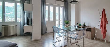 Apartment | Wohnbereich | 32-Zoll-Flachbildfernseher mit Kabelempfang, Fernseher