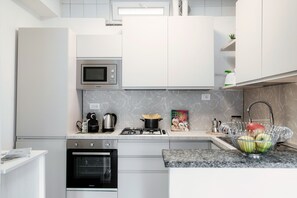 Apartment | Eigene Küche | Espressomaschine, Wasserkocher, Esstisch