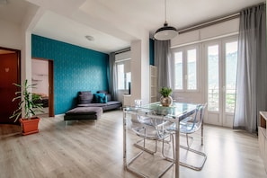 Apartment | Wohnbereich | 32-Zoll-Flachbildfernseher mit Kabelempfang, Fernseher