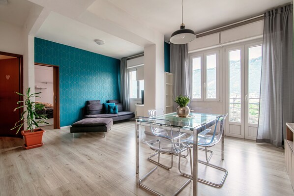 Apartment | Wohnbereich | 32-Zoll-Flachbildfernseher mit Kabelempfang, Fernseher