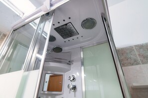 Appartamento | Bagno | Doccia, asciugacapelli, bidet, asciugamani