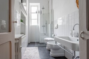 Apartment | Bathroom - JOIVY Elegant Flat W/Balcony (Milan)
