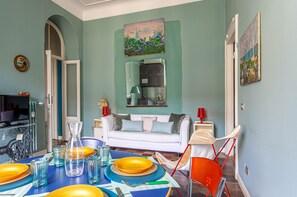 Apartment | Wohnbereich | 32-Zoll-Flachbildfernseher mit Kabelempfang, Fernseher