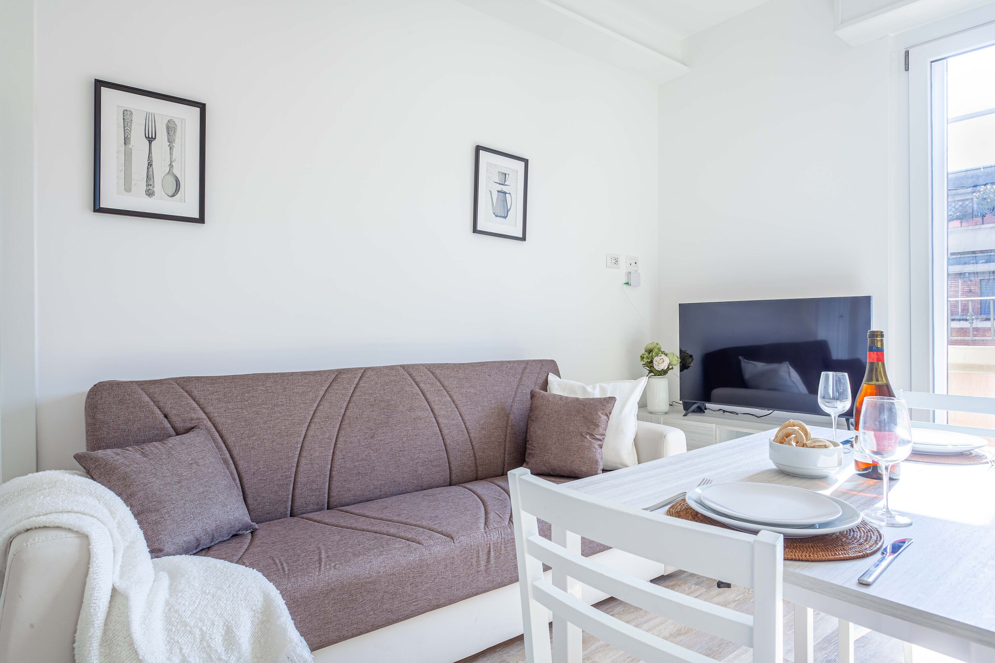 Leilighet | Oppholdsområde | En 32-tommers Flatskjerm-TV med kabel-kanaler samt TV