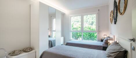 Leilighet | 2 soverom, skrivebord for bærbar PC og strykejern/-brett