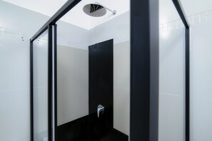 Bathroom - JOIVY Spacious Apt in Stunning Como (Como)