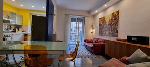 Apartment | Essbereich im Zimmer