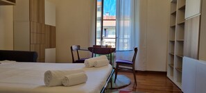 Apartment | 1 Schlafzimmer, laptopgeeigneter Arbeitsplatz, Bügeleisen/Bügelbrett