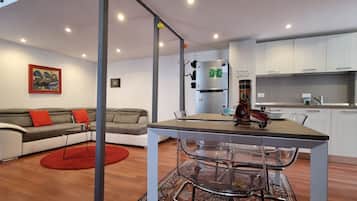 Monolocale | Area soggiorno | TV a schermo piatto 32 pollici con canali via cavo, TV