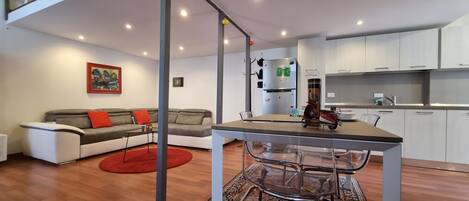 Studio | Living area | 32-inch flat-screen TV with cable channels, TV