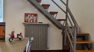 Monolocale | Area soggiorno | TV a schermo piatto 32 pollici con canali via cavo, TV