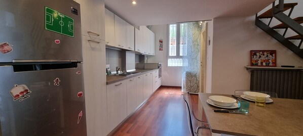 Studio | Private kitchen | Coffee/tea maker, electric kettle, dining tables