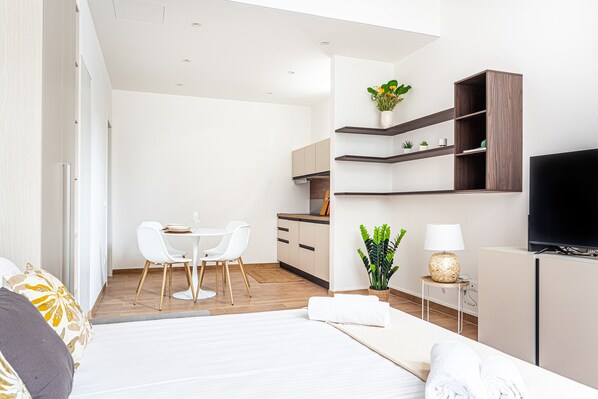 Studio | Wohnbereich | 32-Zoll-Flachbildfernseher mit Kabelempfang, Fernseher