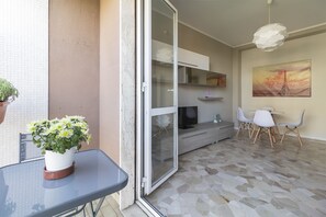 Apartment | Ruang tamu | 32 inci televisyen skrin rata dengan kabel, TV 