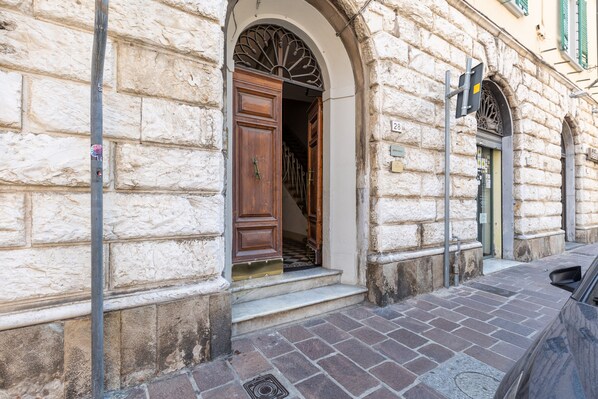 Exterior - JOIVY Sweet Flat W/Tower View (Pisa)