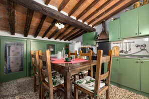 Apartment | Private kitchen | Fridge, microwave, oven, stovetop - JOIVY Sweet Flat W/Tower View (Pisa)