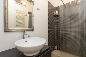 Apartamento | Banheiro | Chuveiro, bidê, toalhas de banho 