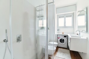 Apartment | Bathroom | Shower, hair dryer, bidet, towels - JOIVY Superb Flat W/Balcony (Como)