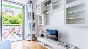 Apartment | Wohnbereich | 30-Zoll-Smart-TV mit Kabelempfang, Fernseher