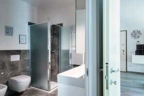 Apartment | Bathroom | Shower, hair dryer, bidet, towels - JOIVY Luxury flat & Lake Como view (Argegno)