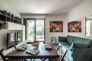 Appartamento | Area soggiorno | Smart TV 30 pollici con canali via cavo, TV