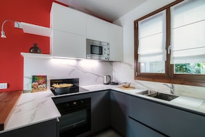 Apartment | Eigene Küche | Kühlschrank, Ofen, Herdplatte, Geschirrspüler