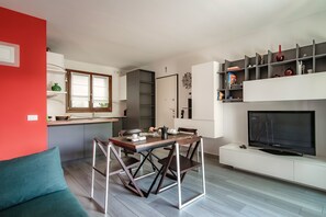 Appartement | Aire de séjour | Téléviseur connecté de 30 po avec télévision par câble, téléviseur
