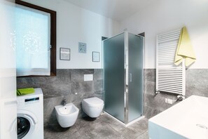 Apartment | Bathroom | Shower, hair dryer, bidet, towels - JOIVY Luxury flat & Lake Como view (Argegno)